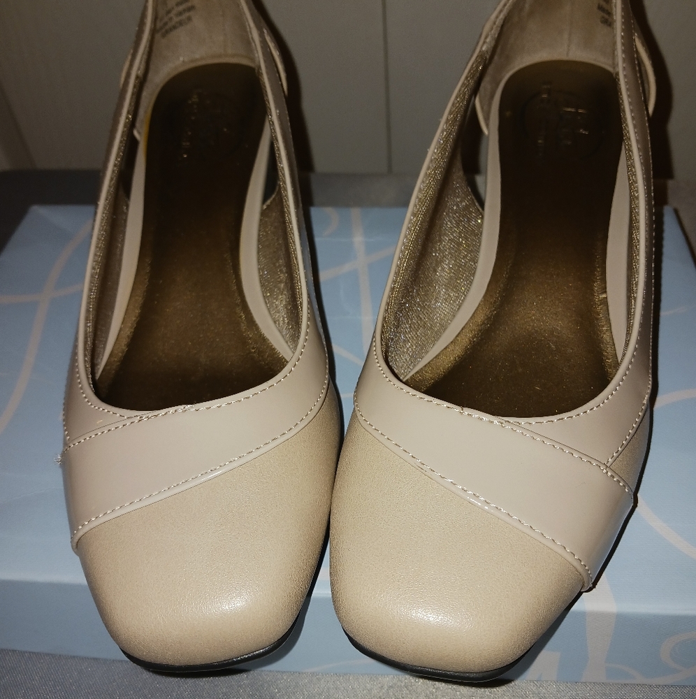 Life Stride Flats/wedge 7.5 Cream